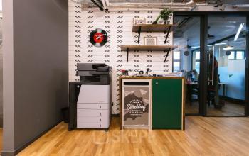 Kreativ eingerichteter Druckbereich mit Büromaterialien